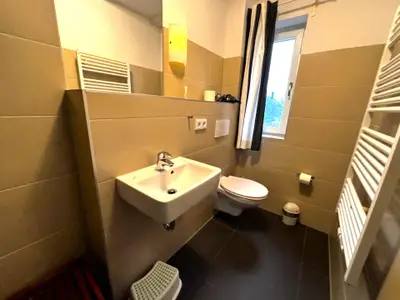 Badezimmer befindet sich im Obergeschoss