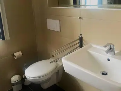 Das zweite Badezimmer befindet sich im OG und ist u.a. mit einer Dusche ausgestattet