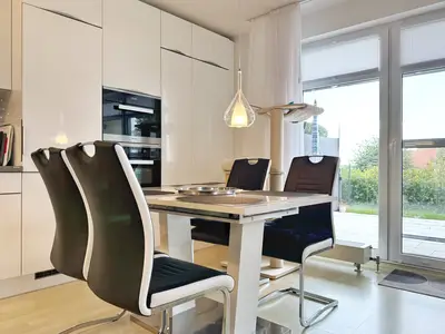 mit integrierter offener Küche und Essbereich