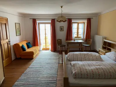 Großes Zimmer mit einem Doppelbett und einem Etaschenbett,mit Balkon