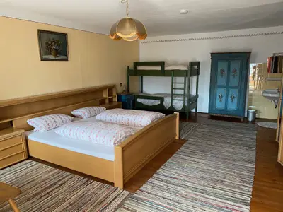 Großes Zimmer mit Blick auf das Etaschenbett