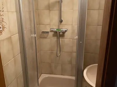 Zwei einzelne Duschen