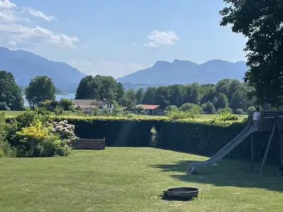 Garten mit Blick über See in die Berge