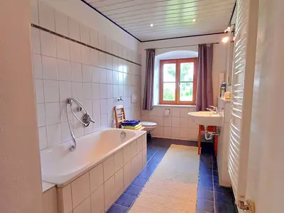 Bad mit Wanne und WC