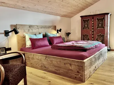 Schlafzimmer1  bei Buchung für  1-2 Personen _ Bett_Altholz
