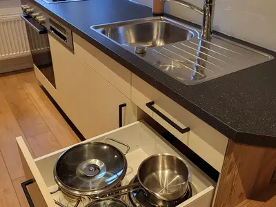 Küchenzeile mit Backofen und Spühlmaschine