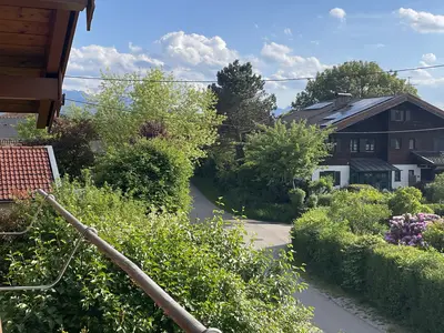 Blick vom Balkon zur Straße