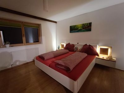 Kathrins_Alpbachtal Schlafzimmer beleuchtet