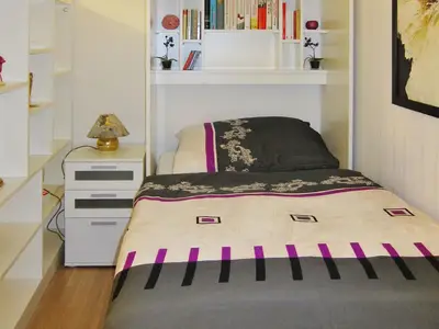 Bett und Nachtschrank