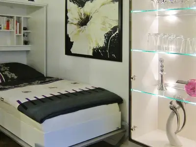 Bett und Vitrine