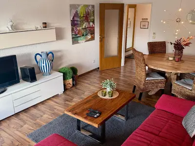 Wohnzimmer mit Essbereich und vorliegendem Balcon.