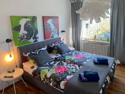 Schlafzimmer mit Boxspringbett und Schlafcouch