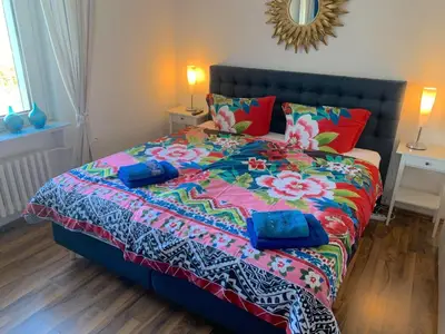 Boxspringbett, Nachtschränke, Schrank & TV