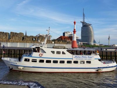 Neuer Hafen mit Ausflugsschiff "Geestemünde"