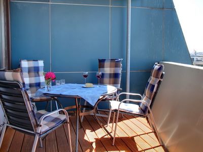 Frischluftreich: ein großer Balkon mit unverbautem Blick über die Weser und in die Havenwelten