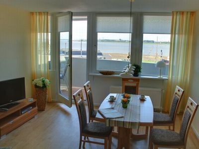 Das Entspannungsreich im Aussichtsreich: Wohn- und Esszimmer mit direktem Blick auf Havenwelten und Weser.