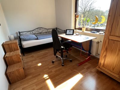 Einzelschlafzimmer mit Schreibtisch