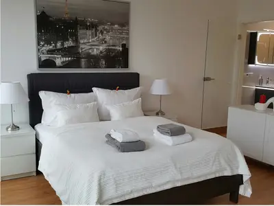 Schlafzimmer mit modernem Boxspringbett