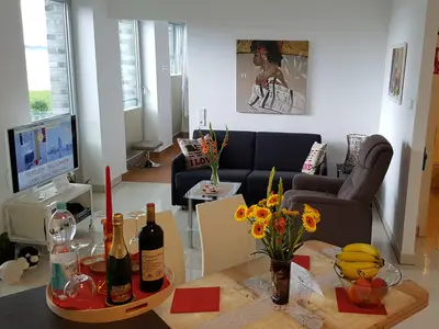 Wohnzimmer mit Blick ins Schlafzimmer