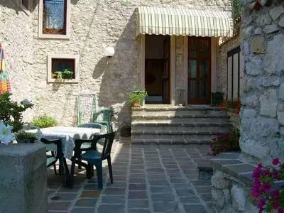 Die Terrasse mit  Eingangen