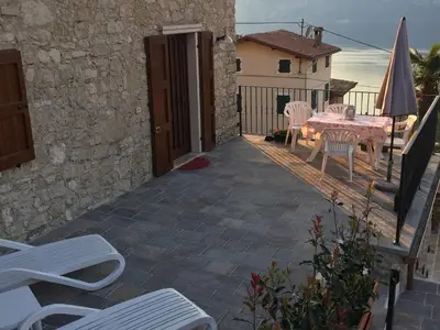 Die eigene grosse Terrasse mit Essplatz und Liegenstuehlen