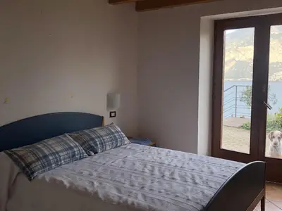 Schlafzimmer mit doppelbett im 1. Stock