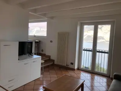 Das Wohnzimmer mit Doppelschlafcouch, Sat-TV und Seeblick