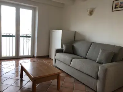 Wohnzimmer mit Doppelbettcouch