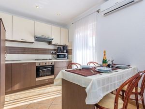 23721700-Ferienwohnung-4-Bribir-300x225-3