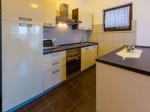 24034650-Ferienwohnung-4-Bribir-300x225-5