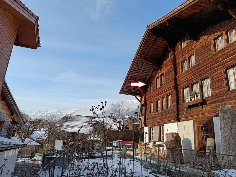 Aussenansicht des Chalets. Die Wohnung befindet sich im Obergeschoss bei der Markierung