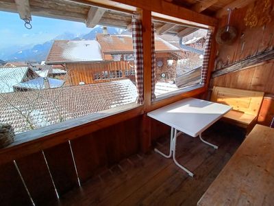 Gemütlicher Balkon gegen Westen bietet wunderbare Panoramasicht aufs Haslital