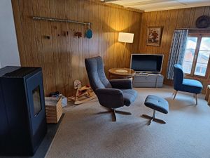Wohnzimmer mit Pelletofen und Fernseher