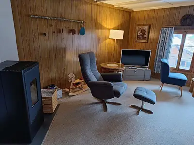 Wohnzimmer mit Pelletofen und Fernseher