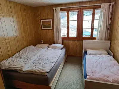 Schlafzimmer. 1 Doppelbett (140cm) und ein Kinderbett (90cmx180cm)