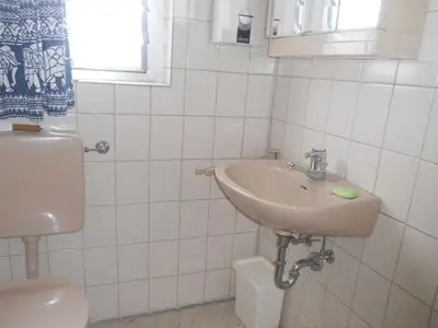 Bad mit Dusch/Wanne,WC,Waschbecken