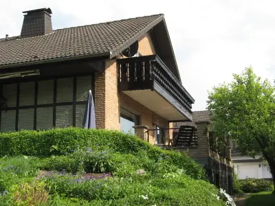 Hausansicht mit Balkon