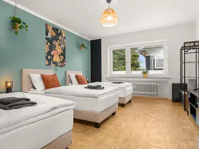 Schlafzimmer 2, Betten getrennt oder verbindbar, 55 Zoll TV