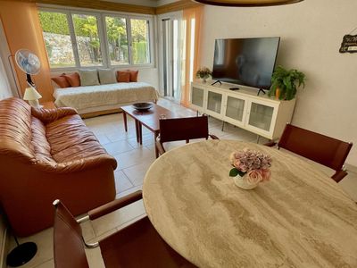 Wohnzimmer mit Essbereich, TV und Highspeed Internet vorhanden