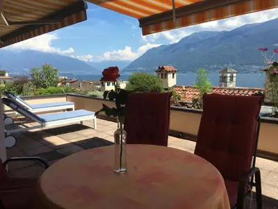 Terrassenaussicht auf den Lago Maggiore und die umliegenden Berge