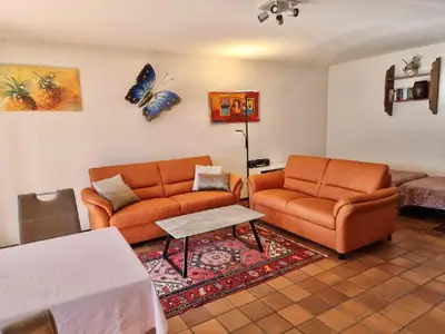 Wohn- und Esszimmer mit den zwei Einzelbetten 