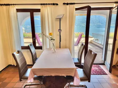 Wohn- und Esszimmer mit Seesicht und Ausgang zur Terrasse