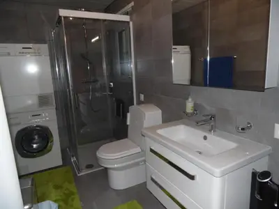 Dusche, Closomat-WC, LavaboWaschmaschine/Tumbler