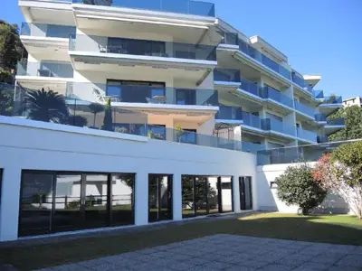 Sicht vom Vorplatz Hallenbad auf Liegenschaft Modasa