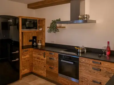 Küche im Altholzdesign mit modernsten Geräten