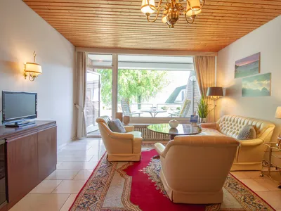 Wohnbereich der Ostsee Lodge – gemütliche Sitzecke mit Ausblick, Ferienwohnung am Strand von Brodau.
