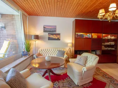 Ostsee Lodge – heller Wohnbereich mit gemütlicher Sitzecke, Ferienwohnung direkt am Strand von Brodau.