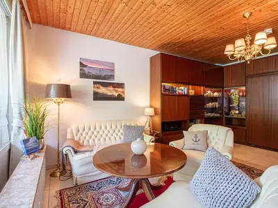 Ostsee Lodge – gemütliche Sitzecke im hellen Wohnbereich, Ferienwohnung direkt am Strand von Brodau.