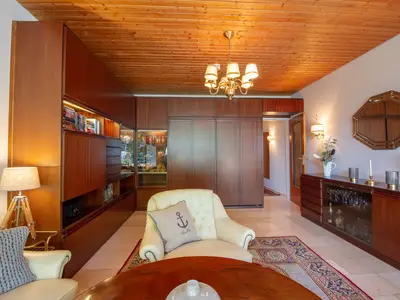 Ostsee Lodge – stilvoller Wohnbereich mit viel Holz, gemütliche Ferienwohnung am Strand von Brodau.