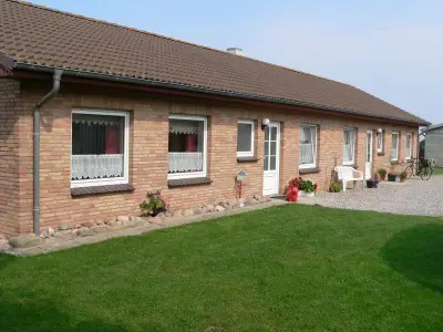 Hausansicht; Apartment liegt auf der rechten Seite
